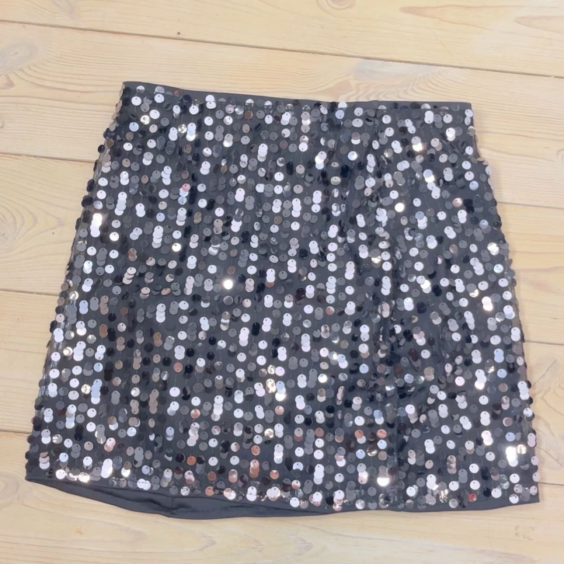 Glittrig paljettkjol från Lindex