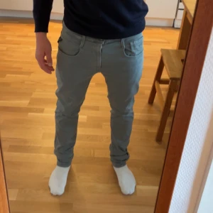 Grå Replay Hyperflex Anbass jeans - Säljer ett par riktigt snygga replay jeans i modellen Anbass Hyperflex, skriv om du har några funderingar eller frågor! Notera att detta ej är min storlek i längden!