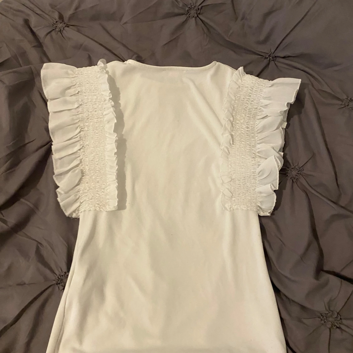 Vit topp med volangdetaljer - 1