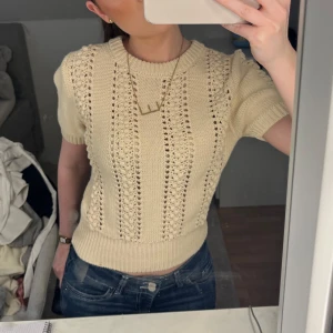 Beige stickad tröja från Zara - Säljer denna tröjan från Zara som inte finns att köpa på deras hemsida längre. Har använt den ca 2/3 gånger och den har inga defekter.