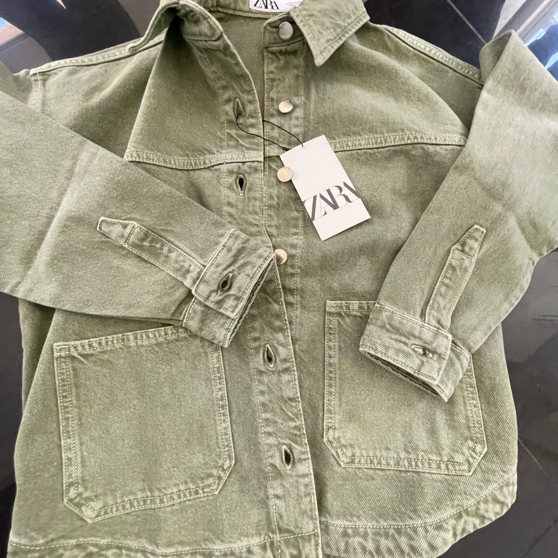 Grön jeansjacka från Zara med fickor - 3