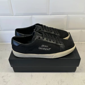 Saint Laurent Skor - Saint Laurent skor i toppskick | Nästintill nya | Storlek 41 | Fråga om innermått vid osäkerhet | Ingår: Box | Hör av dig vid frågor eller funderingar!