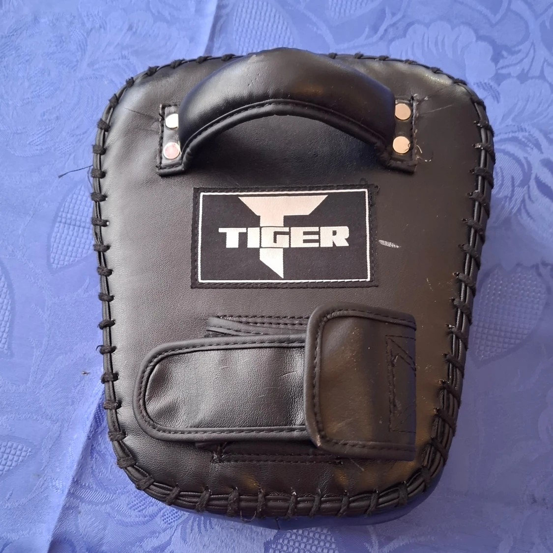 Svart träningsmitts från Tiger - 1