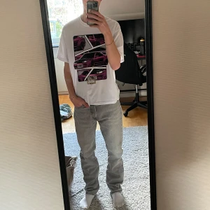 Grå jeans  - Ett par jeans från Jack and Jones. Säljer för att de är lite stor på mig. Storlek 28/32