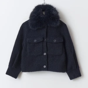 Kappa med pälskrage - Säljer denna superfina mörkblå kappa med en krage i fuskpäls, som går att ta av om så önskas! Kappan är tekniskt sett i barnstorlek men sitter bra på mig som vanligtvis bär xs alternativt s. Endast testad! Hör av er vid frågor!❤️❤️