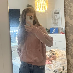 Rosa hoodie från Kappahl - Mysig rosa hoodie från KappAhl i mjukt material. Tröjan har huva, magficka och ribbade muddar vid ärmslut och nederkant. Tröjan är använd ett flertal gånger. Den går att ha med de rosa mjukbyxorna som jag lagt upp, dock så är tröjan lite mörkare💕