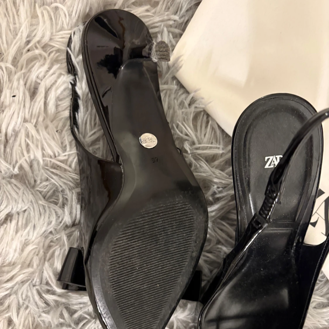 Svarta klackar med rosett från Zara - 2