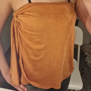 Jättefin knytopp - Säljer en snygg mörkorange tubtopp med knyt i sidan. Perfekt i både festlooker och vardagliga looken. Storlek M men skulle säga att den är i S-M.💕
