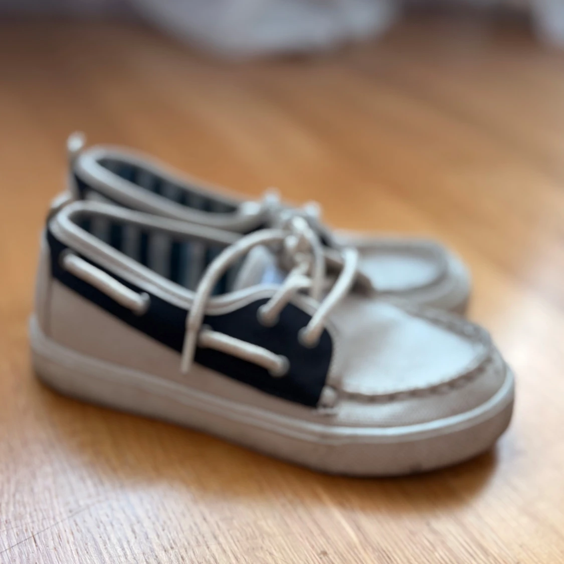 Vita och marinblå sneakers med snörning(barnskor) - 3