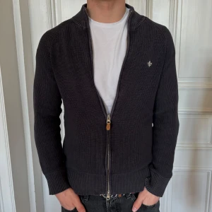 Svart Morris zip  - Svart Morris zip i storlek M. Bra men använt skick. Inga defekter.