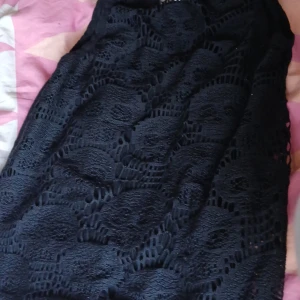 Svart lång tröja från Gina Tricot - Säljer en svart lång tröja från Gina Tricot i storlek XS.🤍 tröjan har ett unikt spetsmönster med dödskallar och är figurnära. Perfekt för dig som vill sticka ut med en cool stil! 💀🖤