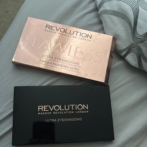 Revolution Flawless Ultra Eyeshadows Palette - Stor ögonskuggspalett från Revolution med 32 olika nyanser i både matta och skimrande toner. Färgerna går i neutrala, bruna, guldiga och rosa nyanser. Paletten har en stor spegel på insidan av locket.
