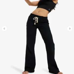 Lågmidjade linnebyxor från Roxy  - Svarta linnebyxor från Roxy i storlek S men passar även Xs💗Nypris är 600💗