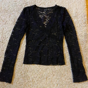 Svart spets topp  - Spets topp från Gina Tricot i storlek Xs, använd en gång!