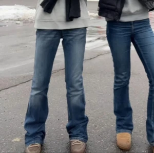 Snygga jeans❣️❣️ - Jättefina, lite slitna längs ner. Jag är ca 171 för referens❤️❤️☺️tre sista bilderna är lånade❤️❤️