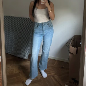Ljusblå jeans - Säljer ett par ljusblå jeans med en jättefin passform. Jeansen har klassisk femficksdesign och stängs med dragkedja och knapp. Jag är ca 160 för referens 🦋