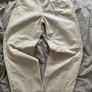 Beige jeans - Beiga jeans från RV, saknar lapp men midjemått 28. Passar S/M. 