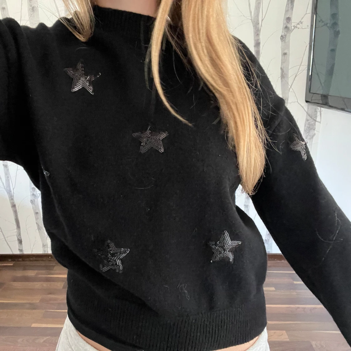 Svart stickad tröja med stjärnor från Gina Tricot