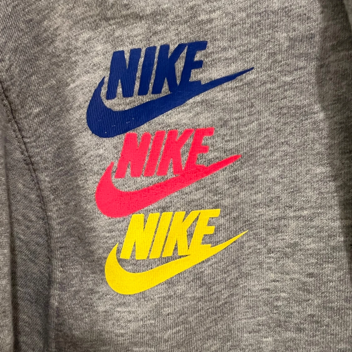 Grå Nike hoodie med färgglada loggor - 3
