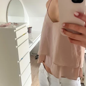 Ljusrosa linne med volang - Rosa gullig topp med volang!
