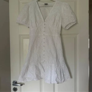 Vit broderie angleise klänning - Supersuperfin klänning passar perfekt som sommarklänning eller till studenten🙌❣️