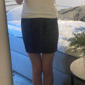 Svart jeanskjol från Gina Tricot - Snygg svart jeanskjol från Gina Tricot i storlek XS. Kjolen har en dragkedja med knapp framtill. Kjolen är använd många gånger💕