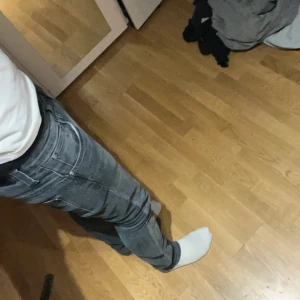 Gråa nudie jeans - Nudie lean. Storlek 30/32, 9/10 skick utan skavanker, Retail priset ligger runt 1800, Modellen är runt 180 och 65 kg. Pris går även att diskuteras, säljer för att dom inte passa på min kropp typ och Jensen är lite för långa då jag är 175