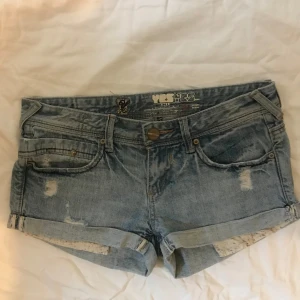 Jättesöta lågmidjade jeans shorts  - De är i super skick tveka inte vid frågor 🥰🥰 midjemått: 39cm🥰