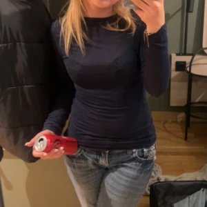 intressekoll - Intressekoll på min supernsnygga Intimissimi tröja, kommer inte till så mycket användning längre. Jag skickar fler och mer detaljerade bilder vid intresse, tror att det finns något litet hål längst ner på ärmen. Skriv gärna om ni är intresserade och lägg ett prisförslag! 🩷