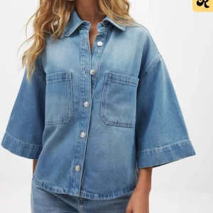 Blå jeansskjorta med vida ärmar - Säljer en snygg blå jeansskjorta med vida trekvartsärmar. Perfekt för en trendig och somrig look. Aldrig använd