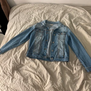 Ljusblå jeansjacka från Zara Girls - Hej!🩷Jag säljer en klassisk ljusblå jeansjacka från Zara Girls i storlek 11/12 år som är ish storlek 134/140. Jackan har knappar framtill, två bröstfickor med lock och dekorativa sömmar. Och även en snygg detalj baktill!!! Perfekt för vår och sommar, enkel att matcha till olika outfits.🥰🫶🏽