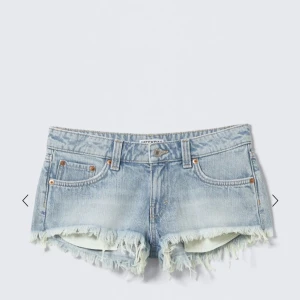 Ljusblå jeansshorts med fransar - INTRESSEKOLLEN på Mina lågmidjade weekday shorts som är helt slutsålda i storlek 26 dom är nästintill oanvänd har använt dom 1 gång nypris 400kr