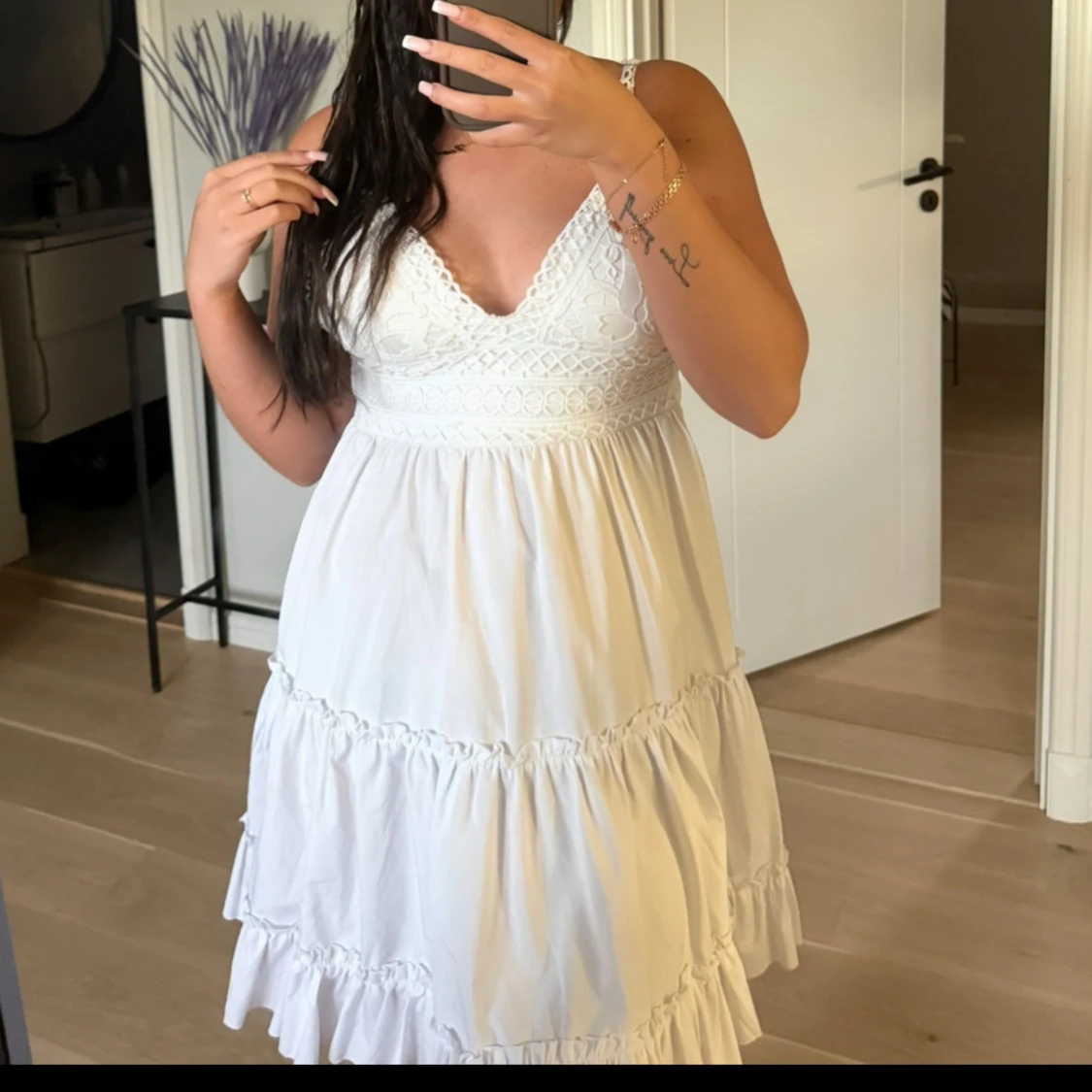 Kort vit klänning med öppen rygg 