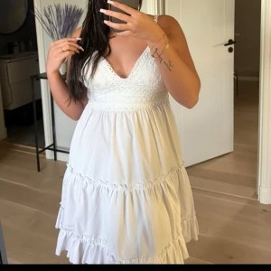 Kort vit klänning med öppen rygg  - Säljer min superfina klänning med öppen rygg som köptes i Grekland men knappt kommit till användning!!🌺 Finns ingen lapp men skulle säga st 36. Man kan även bestämma med banden vid axlarna och bandet i ryggen vilken storlek den ska vara🩷