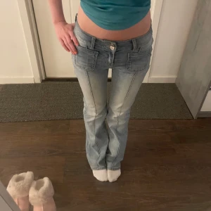 madlady jeans - sjukt snygga lågmidjade bootcut jeans🤩🌟🌟jättefint skick, knappt använda!! storlek 32-short