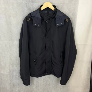 Massimodutti field - Riktigt fet höstjacka av massimodutti. Ungefär nyskick. Modellen är 185. Storlek M.