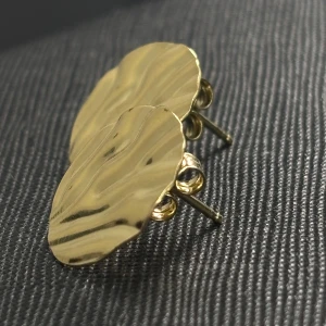 Örhängen äkta silver - Jättefina Oanvända örhängen i äkta silver (guldiga) som ej kommer till användning då jag använder silvriga smycken 😍Nypris 495