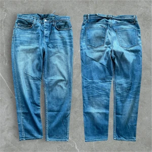 Blå jeans från Helmut Lang - Snygga Helmut lang jeans. Midjemått tvärsöver: 40 cm, ytterbenslängd: 93 cm, fotvidd: 16 cm. 
