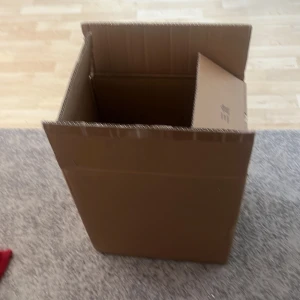 Stor flyttkartong i brun wellpapp💀 - Säljer en rymlig och stadig flyttkartong i klassisk brun wellpapp. Perfekt för att packa ner böcker, kläder eller andra prylar vid flytt eller förvaring. Lätt att vika ihop och återanvända.