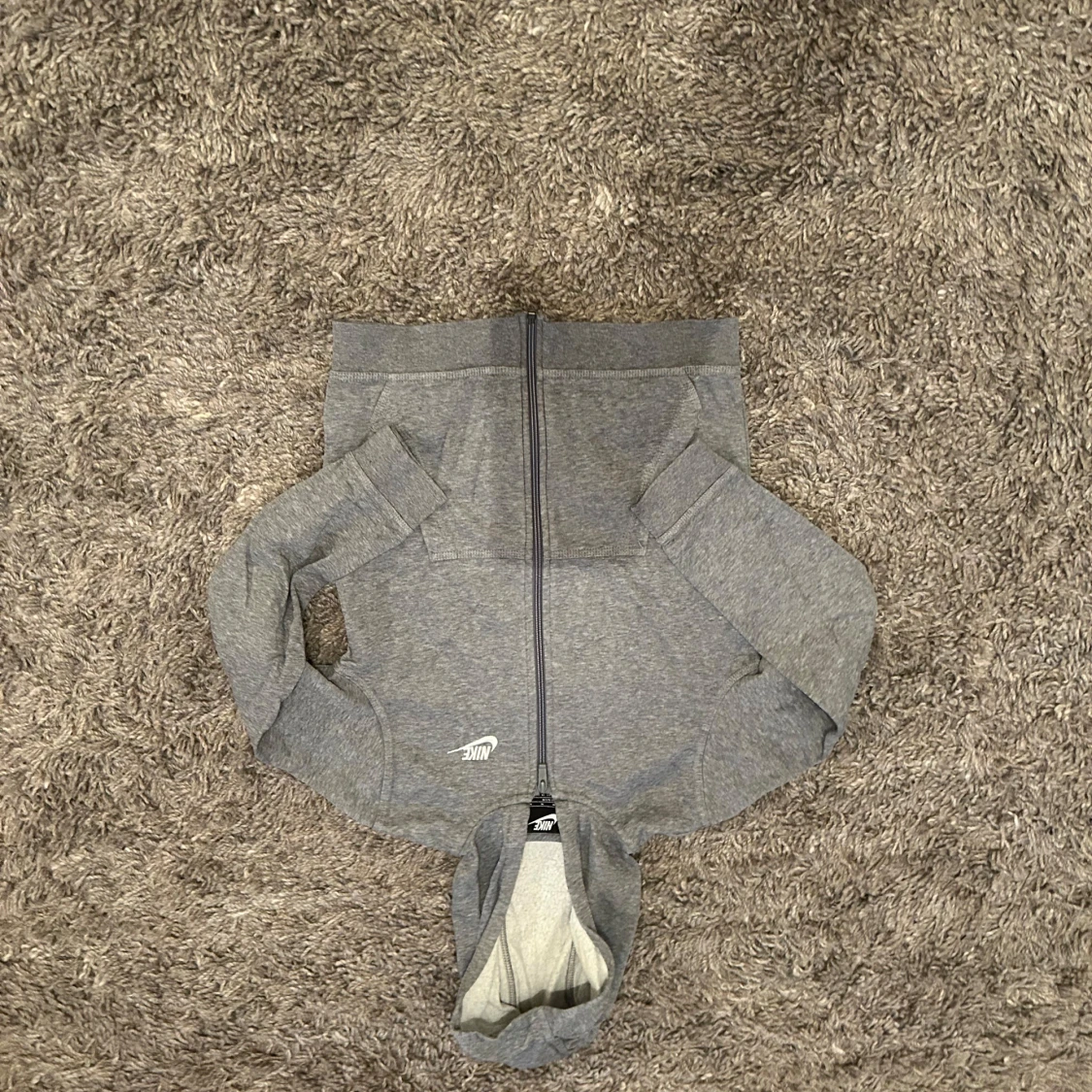 Grå hoodie med dragkedja från Nike