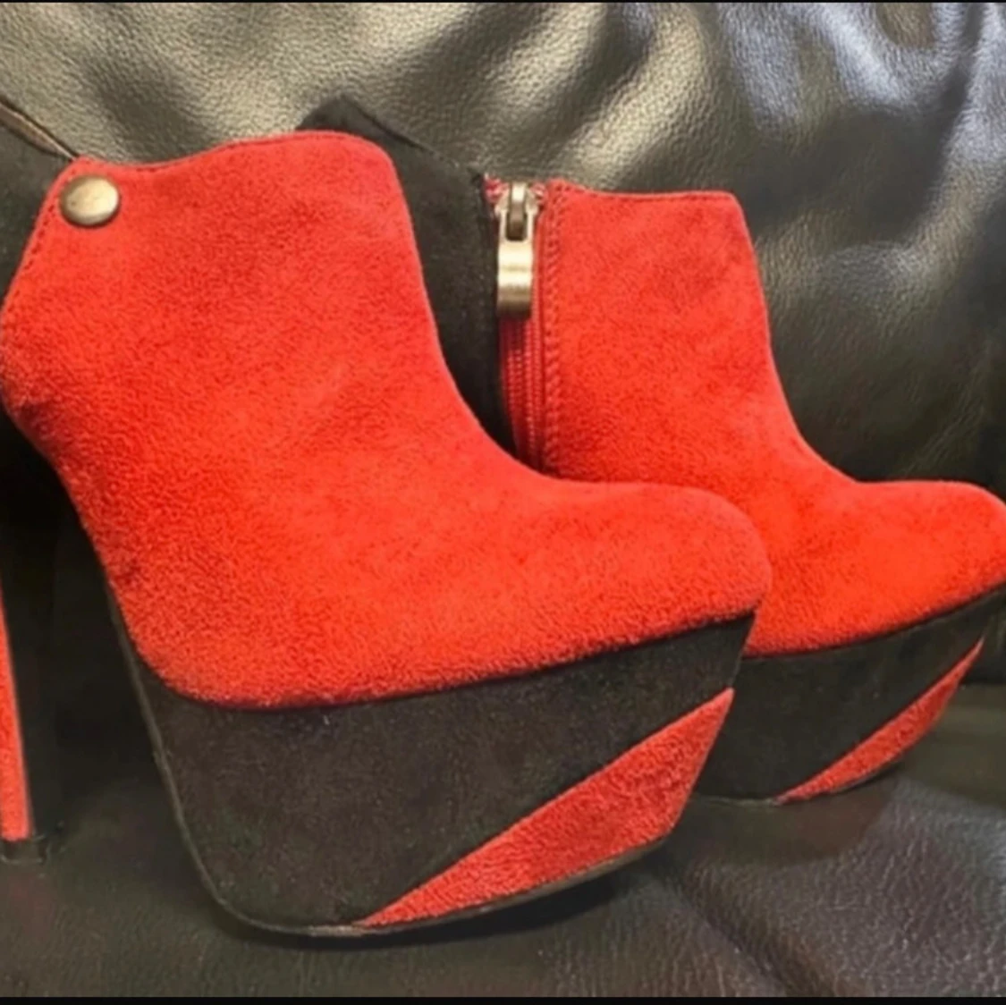 Djärva retrostövletter i svart och rött mocka-look – stl 35,5, Platino, Toppskick, Retro - 1