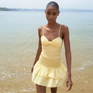 Gul klänning från zara - Säljer min älskade zara klänning köpte begagnat från Plick i xs❤️perfekt för sommaren jätte fint skicka