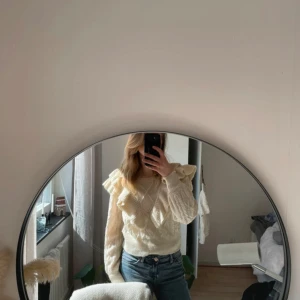 Stickad - Gullig stickad tröja med volanger💗