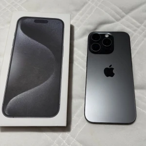 Kartong - Svart 15 pro. I nytt skick. Kontakta mig i pm för mer information. Pris går att diskutera vid snabb och smidig affär 