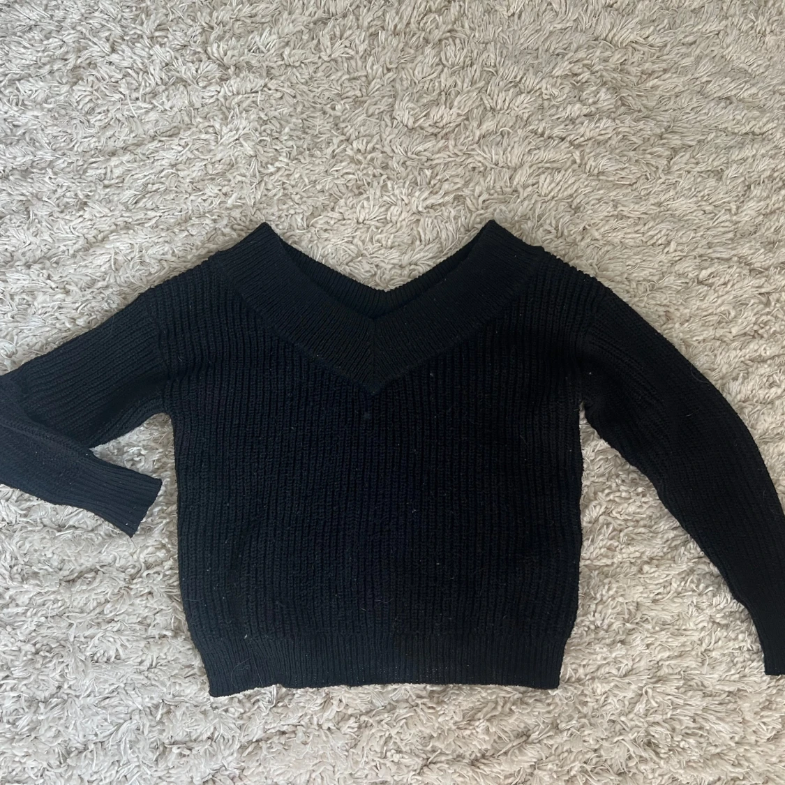 Svart stickad tröja med v-ringning från ONLY