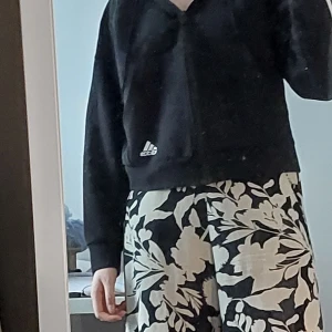 Adidas hoodie dragkedja zip-up - Adidas zip up hoodie kortrt/croppad stil använd någon enstaka gånf bara