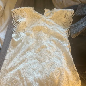 Vit blus från Pieces - Superfin vit blus från Pieces i spets med korta ärmar och vackra virkade detaljer. 💕💕