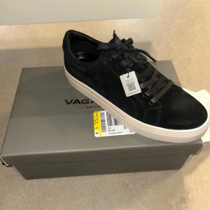 Helt nya Svarta sneakers från Vagabond - Säljer ett par svarta oanvända sneakers från Vagabond i mocka. Skorna är storlek 42. Hör av dig vid funderingar 😁