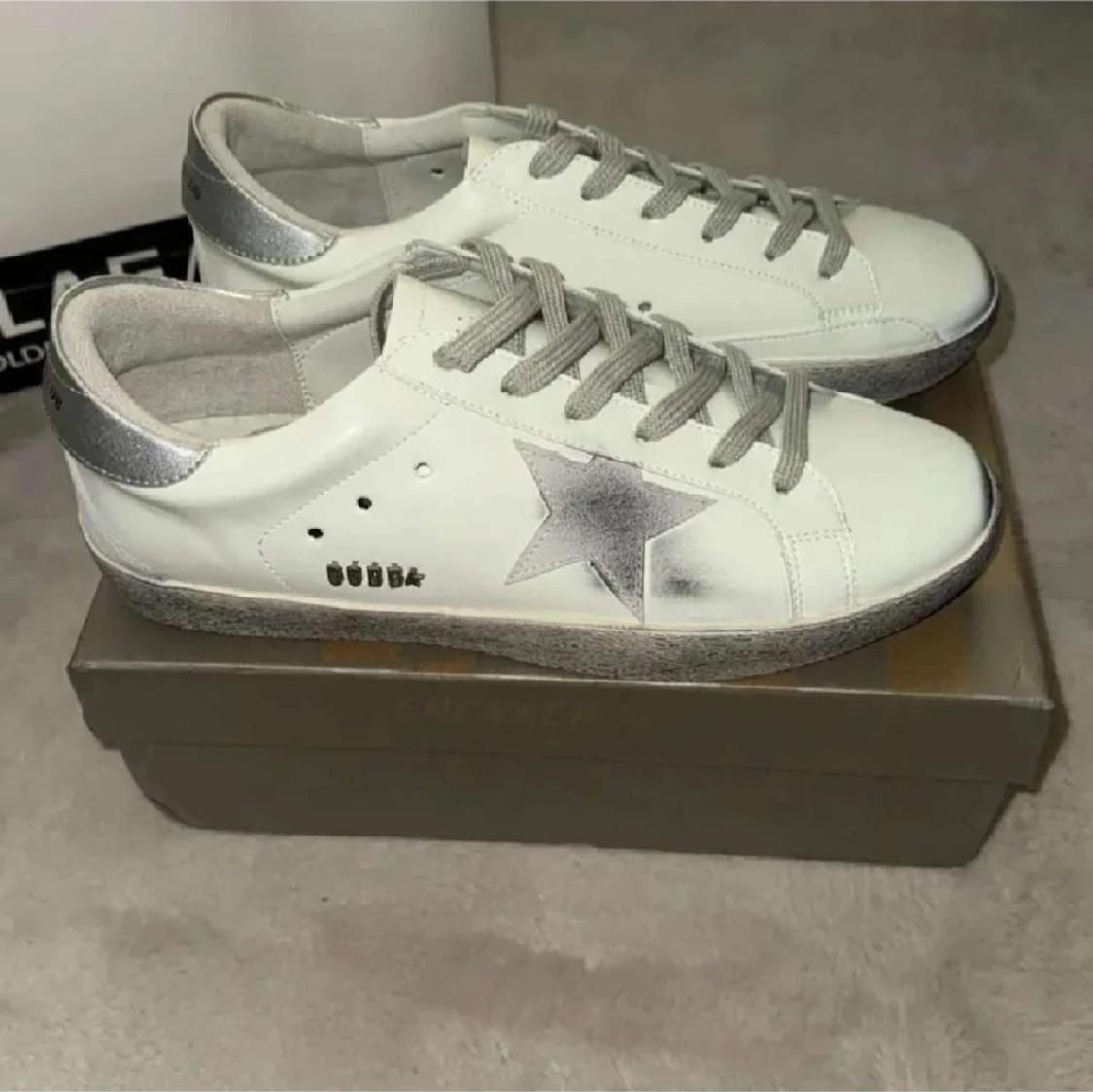 Vita sneakers från Golden Goose med silverdetaljer - 2