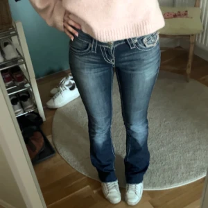 True Religion jeans - snygga låga true religion jeans med rosa detajler💗de är i bra skick förutom att knappen på en av bakfickorna har lossnat vilket syns på sista bilden!! jag är 165 o de passar bra i längden💗